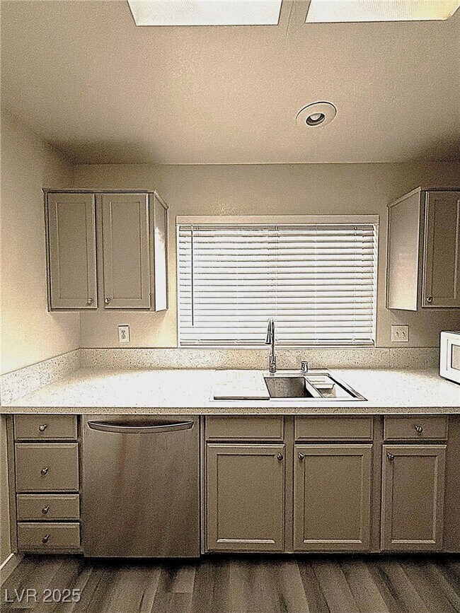 Foto del edificio - 8605 Glenmore Dr