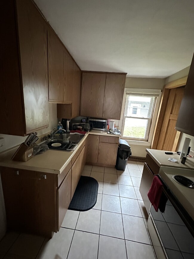 Foto del edificio - 3 Bed 1 Bath close to UWEC! Available June...