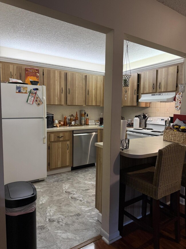 Building Photo - 329 Knotty Pine Cir