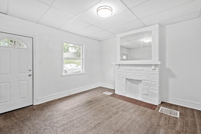 Foto del edificio - ABSOLUTELY STUNNING 3 BEDROOM BOMBSHELL IN...