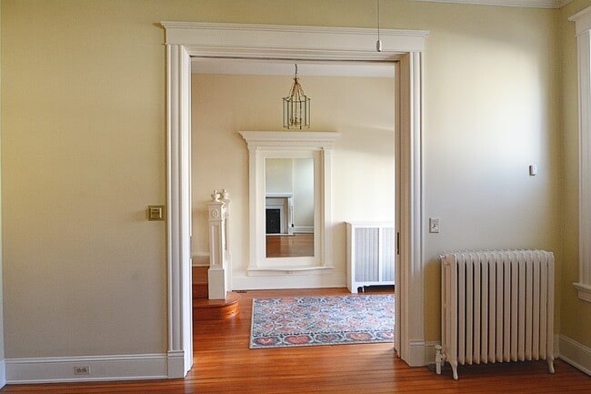 Building Photo - 2025 Grove Ave