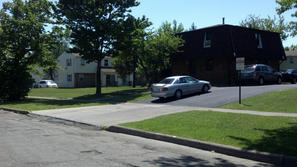 PROPIEDADES AL OTRO LADO DE LA CALLE - Graystone Apartments