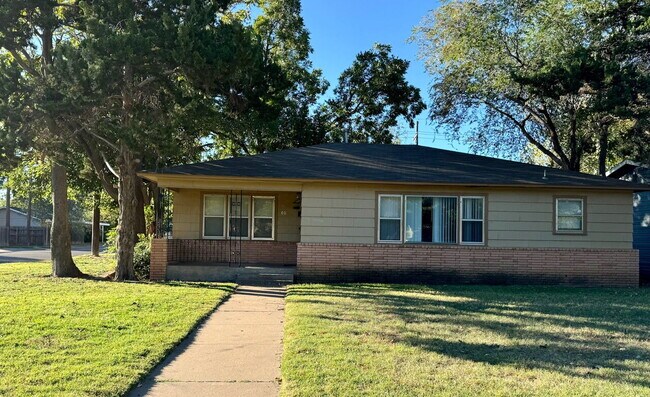 Building Photo - 3 Bedroom Home with Spacious Bedrooms