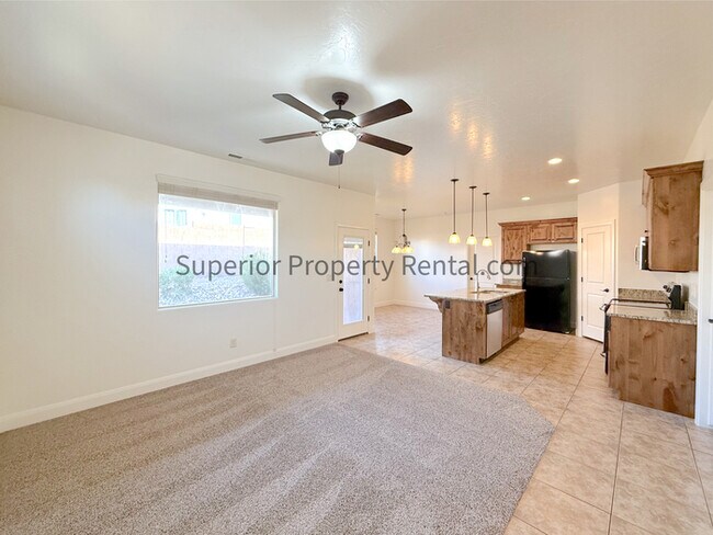 Foto del edificio - 4 bed, 2.5 bath duple w/2 car garage