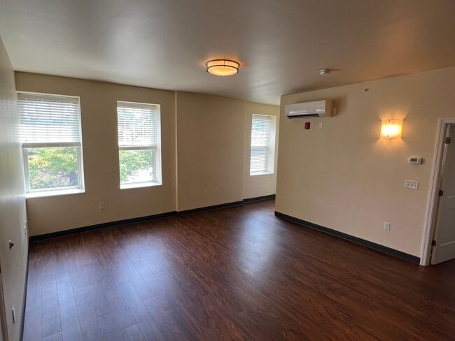 Building Photo - 401 E Schoonmaker Ave