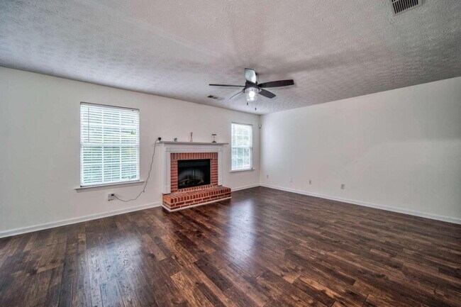 Building Photo - 562 Brewer Dr