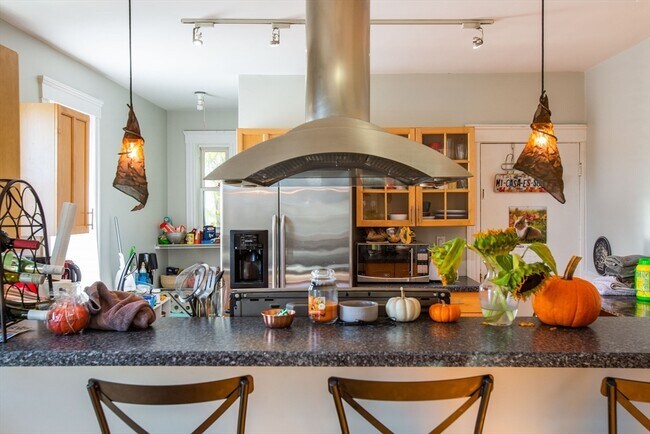 Building Photo - 6 Belmont St