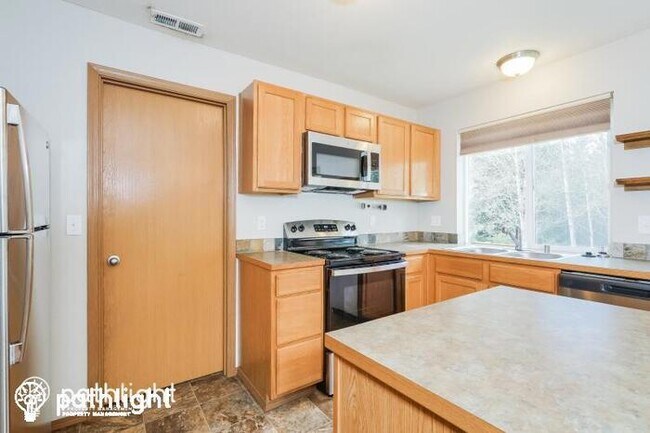 Foto del edificio - 3488 NE Rozene Way, Bremerton, WA, 98311
