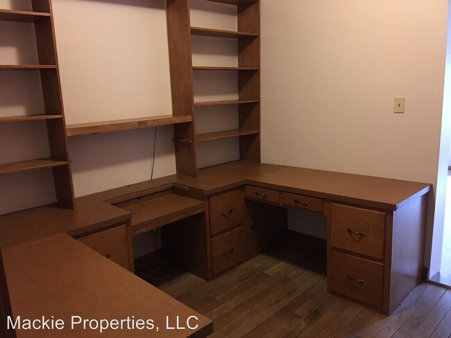 Building Photo - 3 br, 1.5 bath House - 3333 East Moores Pike