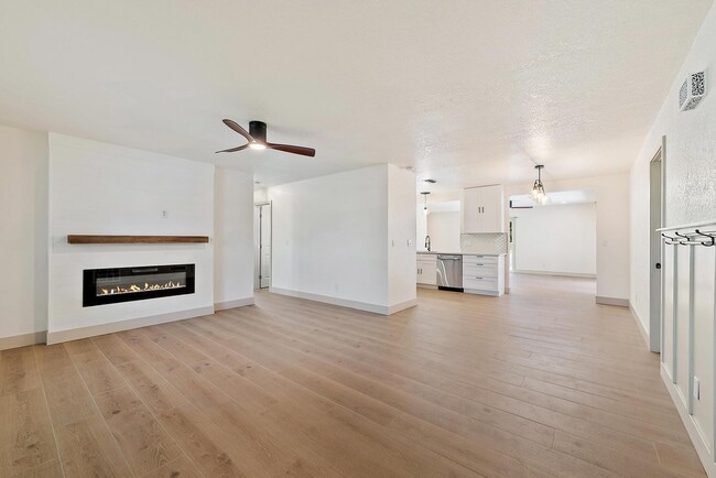 Building Photo - 549 NW Salina Terrace