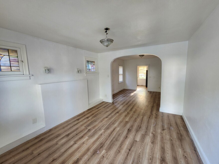 22 N Harvey Ave