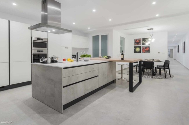 Foto del edificio - 3 br, 2 bath Condo - 818 W 223rd St Unit 2