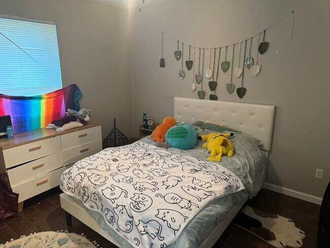 Building Photo - AVAILABLE AUGUST 1ST 2 Bedroom 2 Bathroom Apartment Near Bus Route