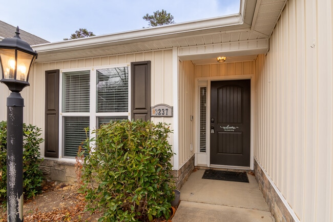 Building Photo - 3237 Alexandria Dr