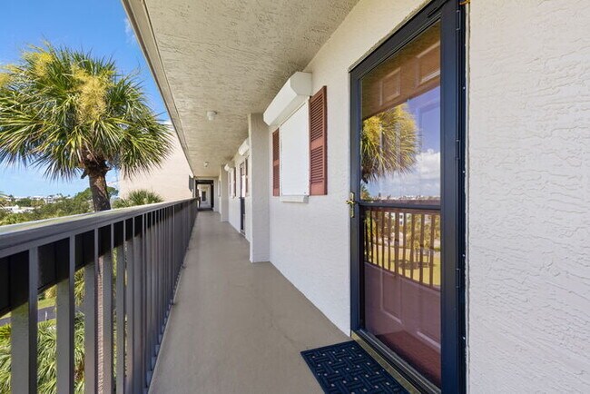 Building Photo - Condo For Rent on ST PETE BEACH!