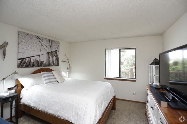 1 bedroom bed - Marina Point Apartments