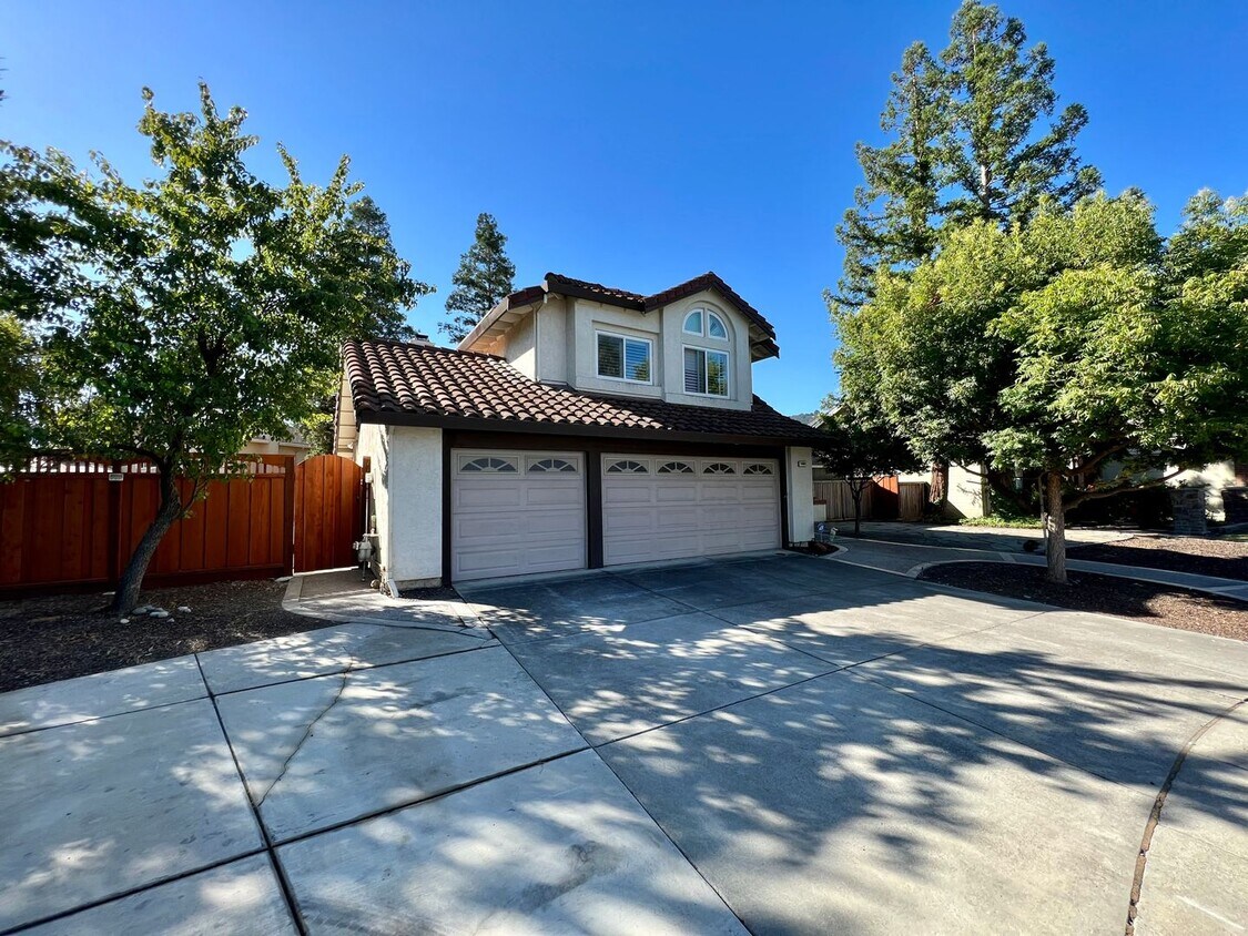 Primary Photo - Newly Renovated 4 Bedroom, 3 Bathroom Home...