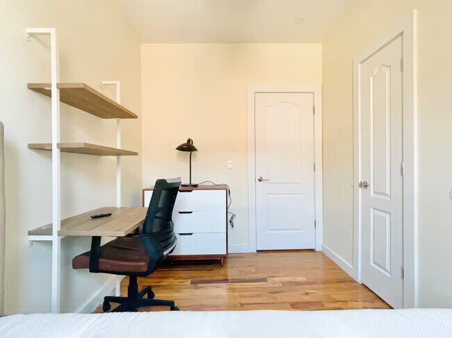 Foto del edificio - Furnished room/NOT APARTMENT