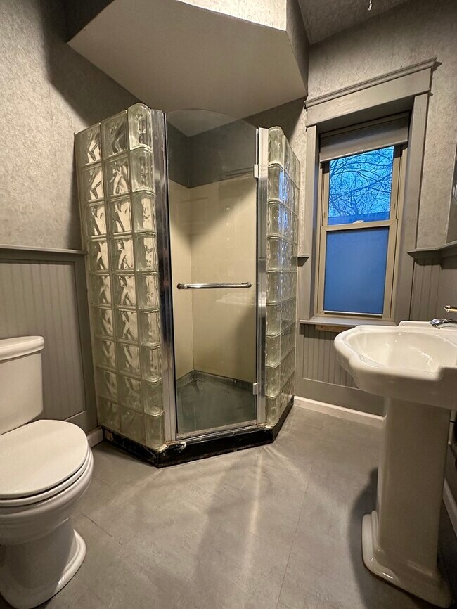 Building Photo - Large 4 bed/2 bath home for rent Kalamazoo!