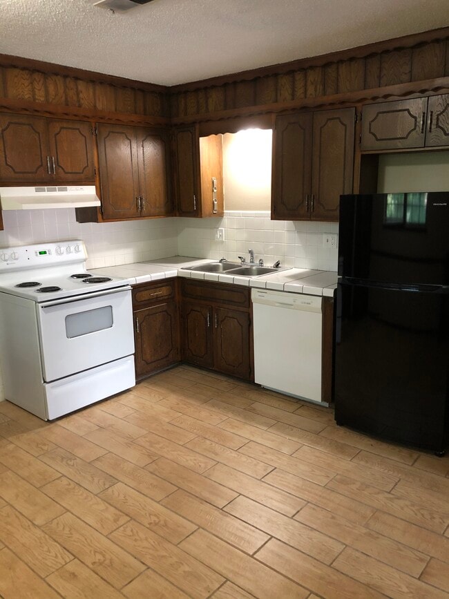 Building Photo - Blue Springs Quad