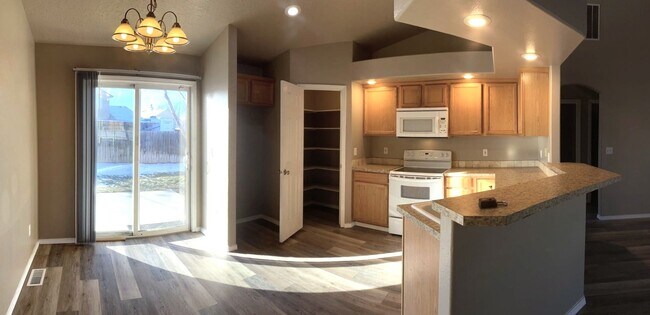 Building Photo - Nice Home In Valllivue School District