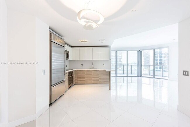 Foto del edificio - 1300 Brickell Bay Dr