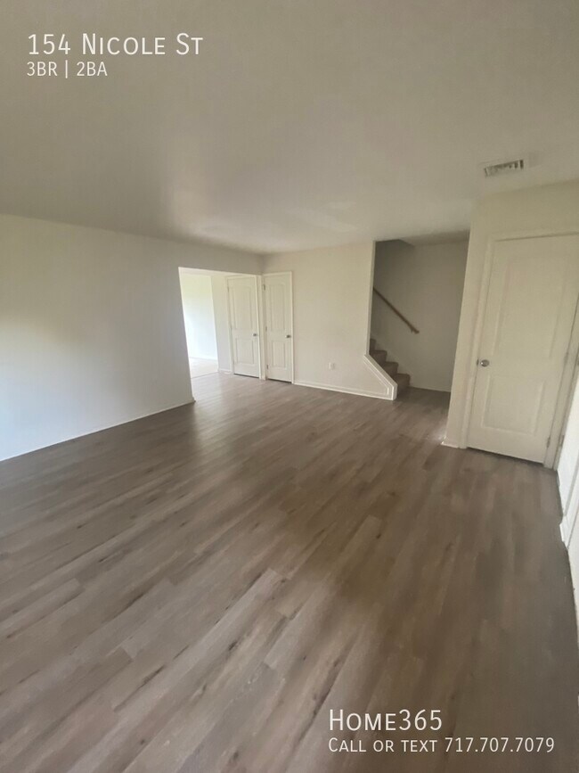Building Photo - Three Bedroom Townhome with Garage