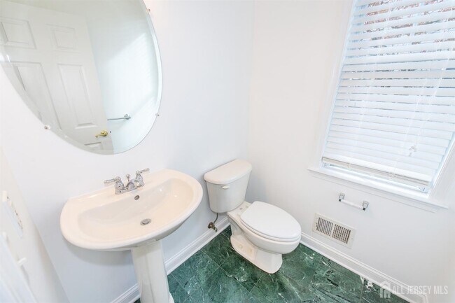 Foto del edificio - 43 S Shore Dr