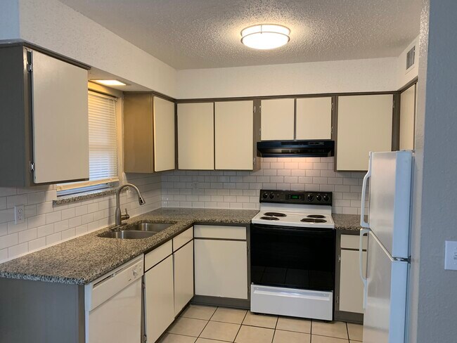 ¡Cocina actualizada con mucha luz! - 2142 W Brooks St