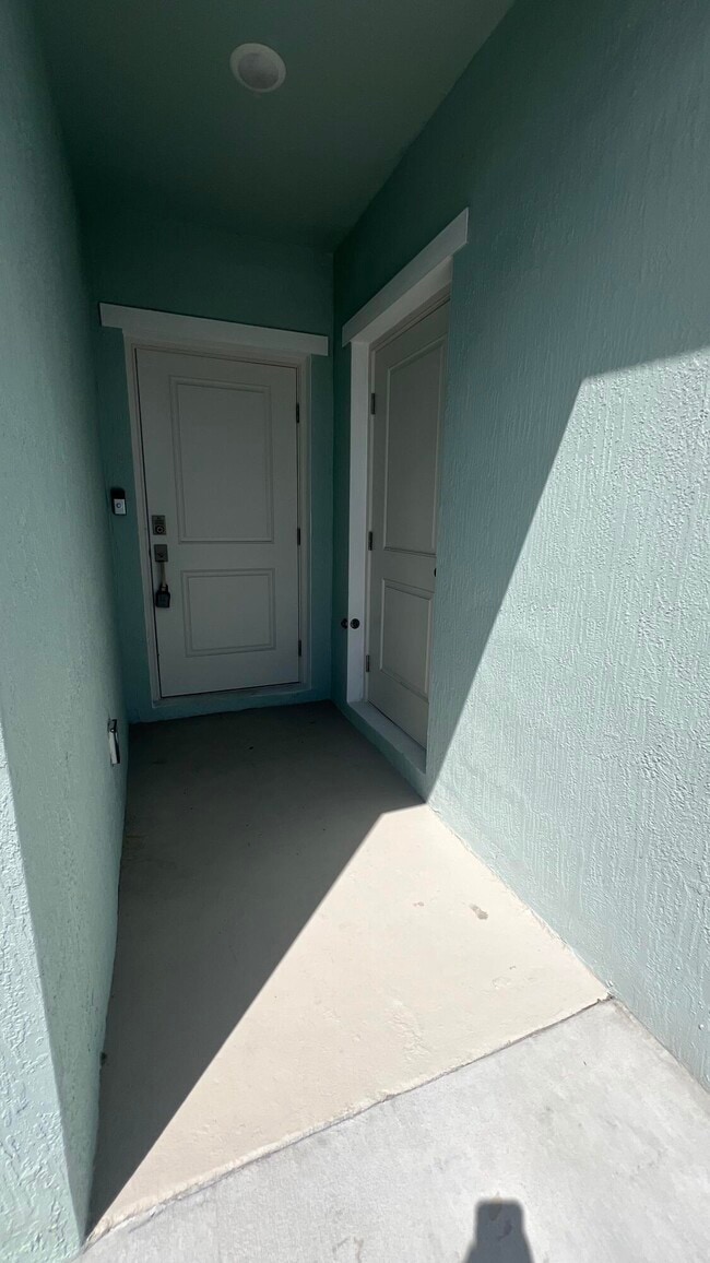 Building Photo - 1782 SW Bayshore Blvd