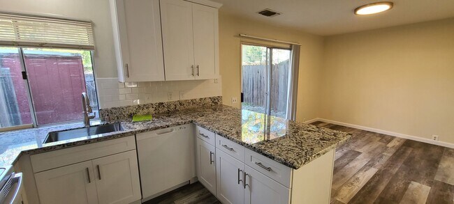 Foto del edificio - Remodeled Large 4 Bedroom 2 Bath Condo  in...