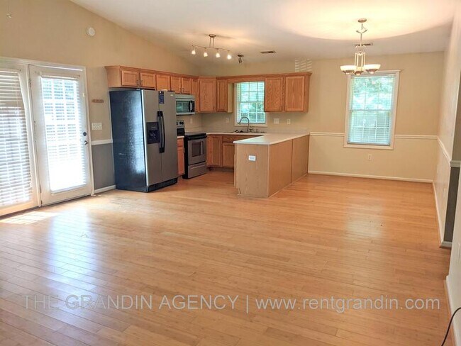 Building Photo - 1470 Pine Bluff Dr
