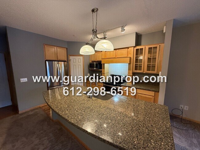 Foto del edificio - Townhouse in The Lakes of Blaine Available Now, Large Open Floor Plan, Loft Area, Front Patio