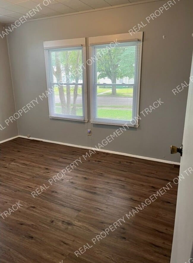 Building Photo - 2823 Garfield Dr