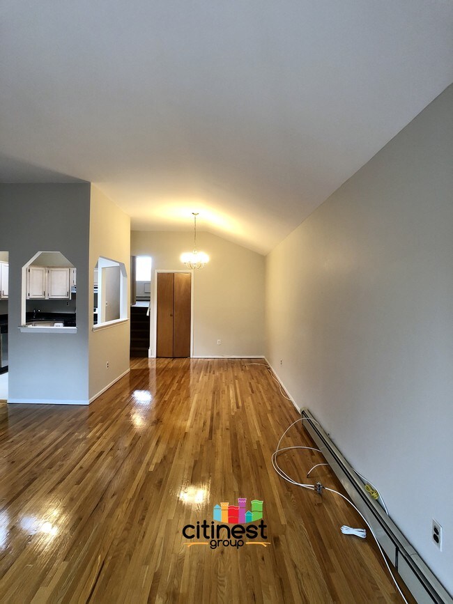 Foto del edificio - 9448 Ridge Blvd