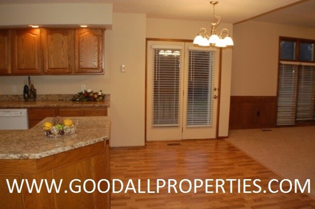 Foto del edificio - Executive 4 Bedroom Home in West Des Moine...