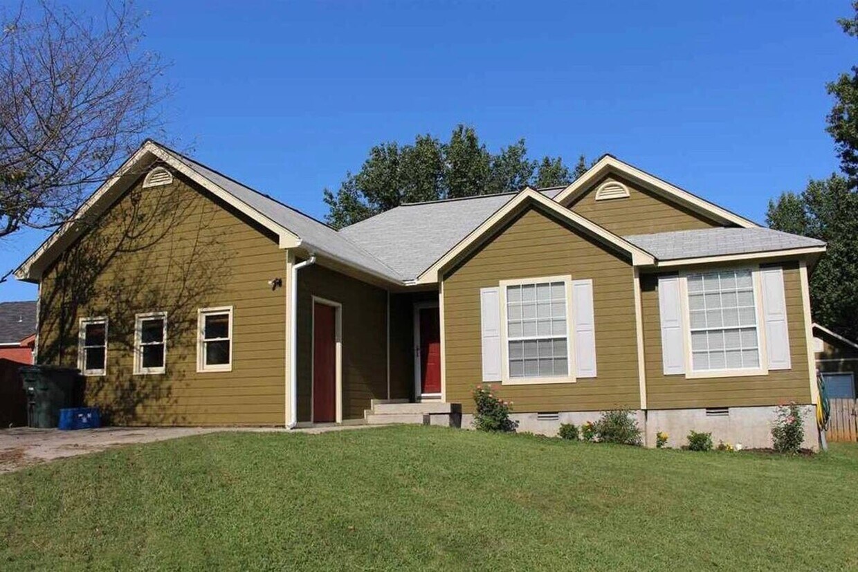 Cozy home ready for you to move in and enjoy maintenance free living - 124 River Oaks