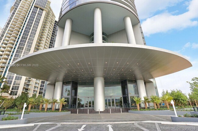 Foto del edificio - 18555 Collins Ave