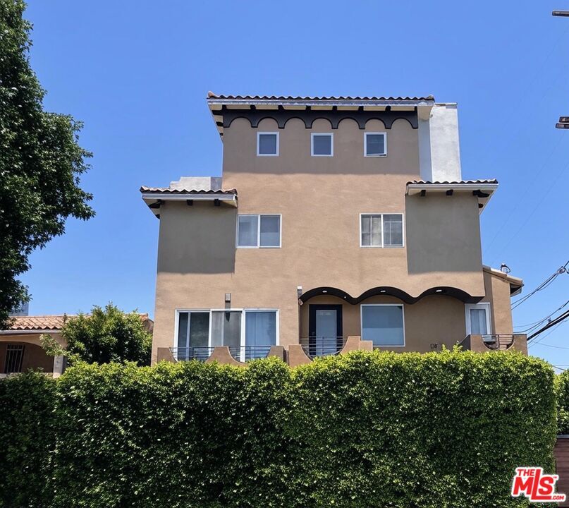 Primary Photo - 6061 Cashio St