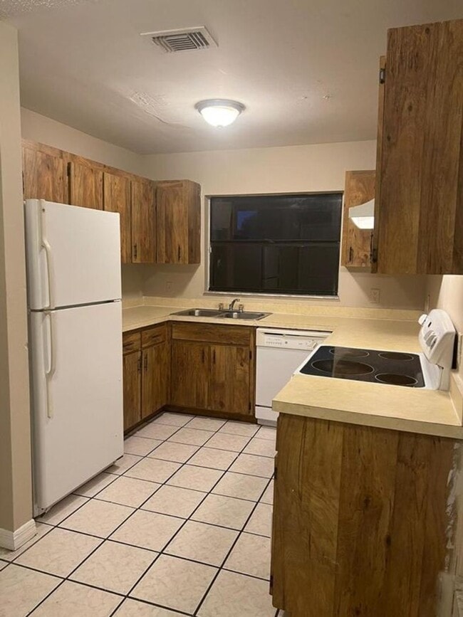 Building Photo - 605 Estrada Ln
