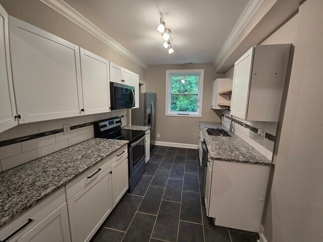 Building Photo - 545 Lakeview Dr