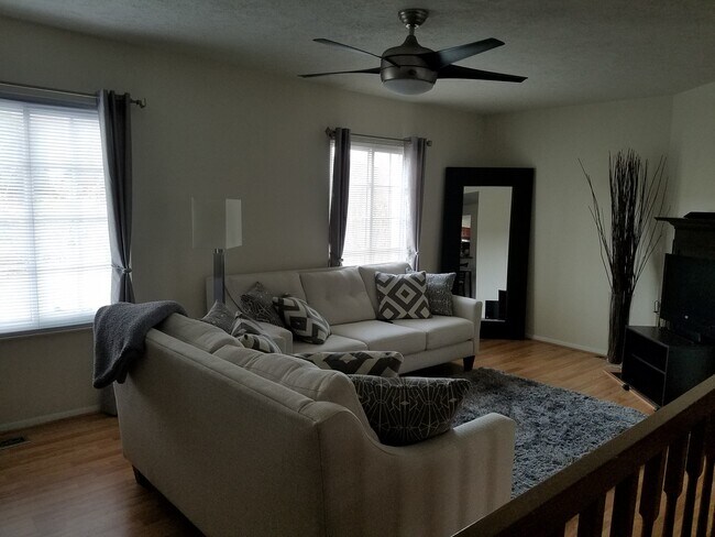 Building Photo - 3 bedrooms, 2 full, 2 half baths, finished...