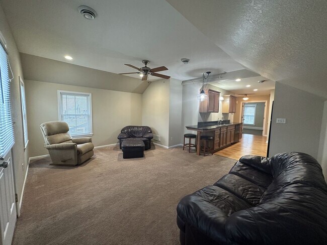 Foto del edificio - UPDATED UPPER DUPLEX IN PEWAUKEE!