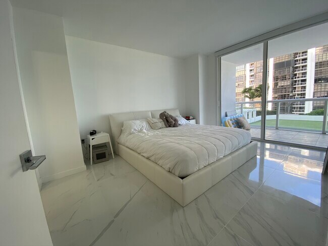Foto del edificio - 6365 Collins Ave