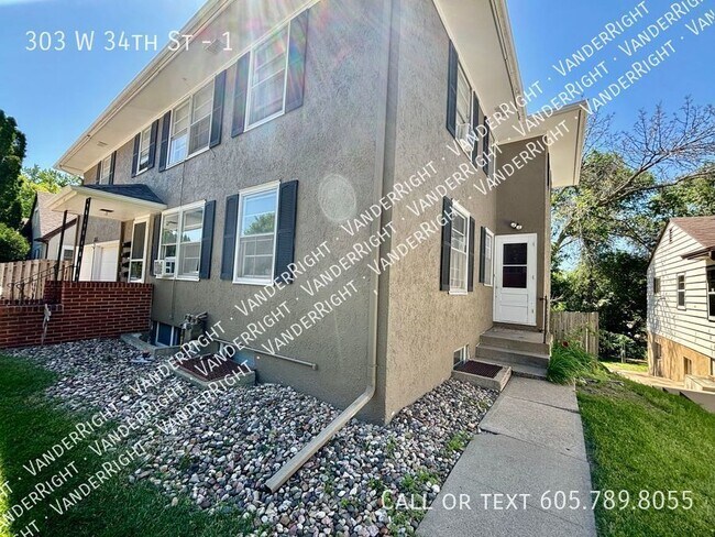 Foto del edificio - Charming 2 Bedroom Main Floor Apartment Wi...