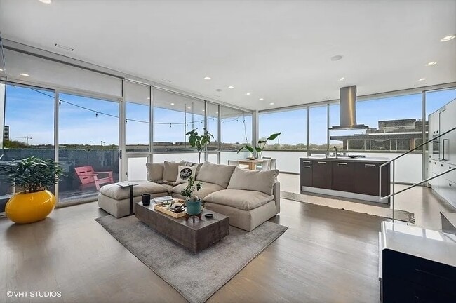 Building Photo - 2157 W Division St