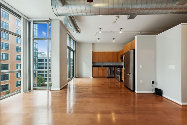 Building Photo - Incredible 6th Floor 1BR/1BA Condo with Re...