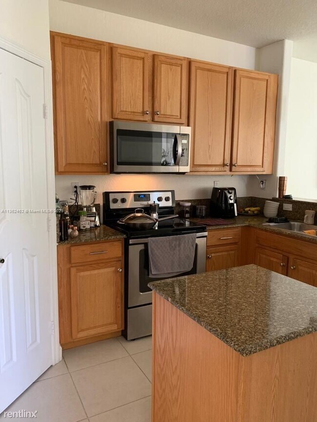 Foto del edificio - 4 br, 2.5 bath Townhome - 8041 NW 114th Pl...