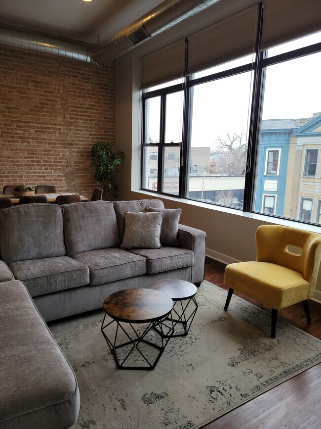 Building Photo - 1521 N Milwaukee Ave