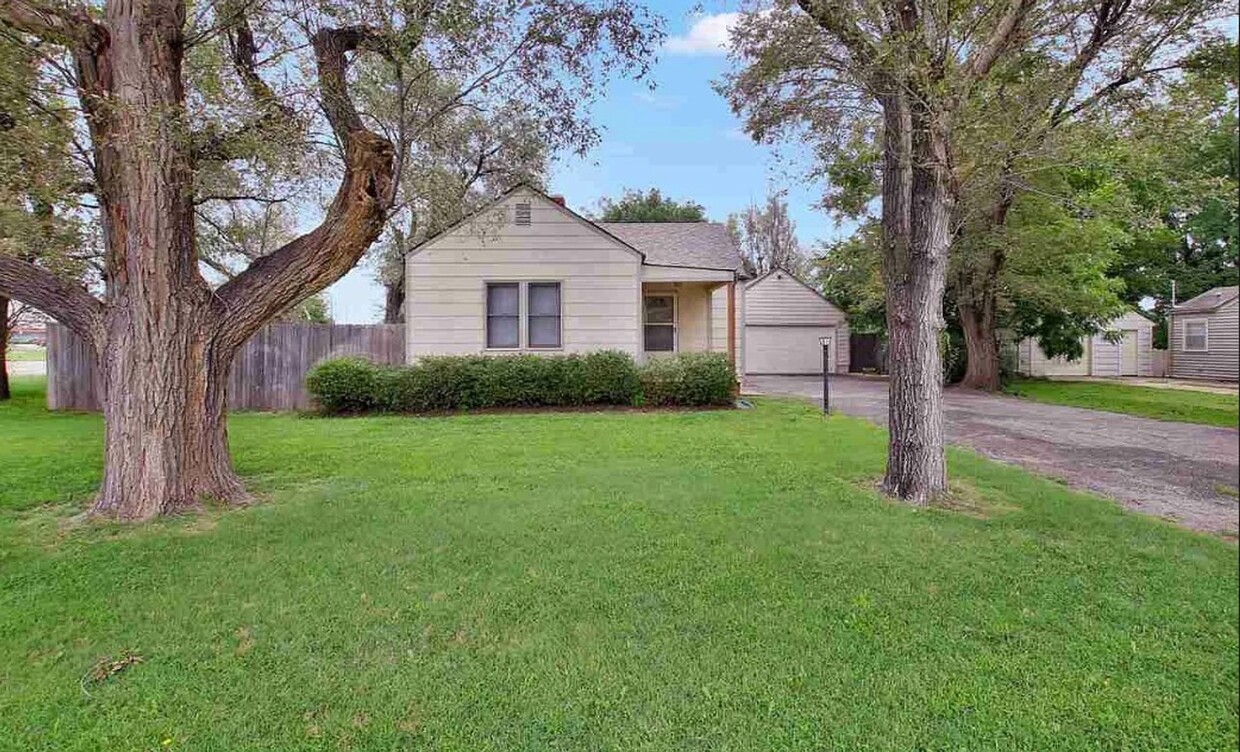 Foto principal - Beautiful Goddard Home with Oversized Garage